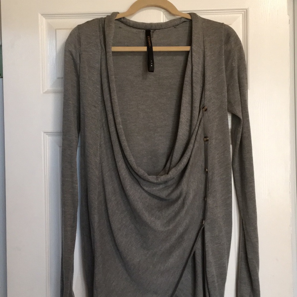 Scoop neck open gray cardigan with buttons